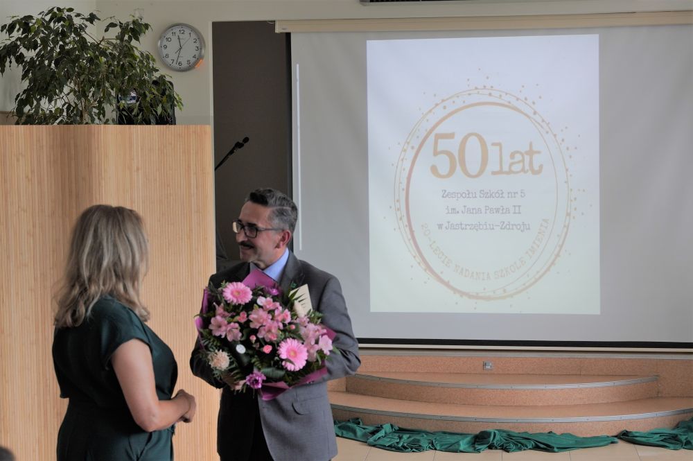 Zdjęcie przedstawia jubileusz 50-lecia Zespołu Szkół nr 5.