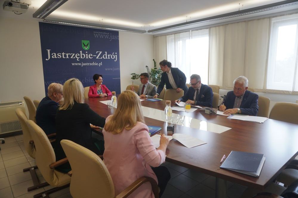 Ludzie siedzący przy stole.