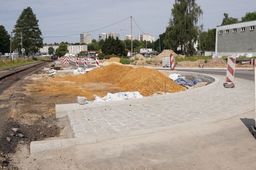Zdjęcie przedstawia budowę ronda na ul. Podhalańskiej.