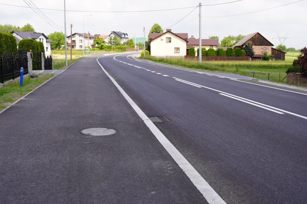 Zdjęcie przedstawia wyremontowaną ulicę Wyzwolenia od ul. Przemysłowej do ul. Żwirki i Wigury.