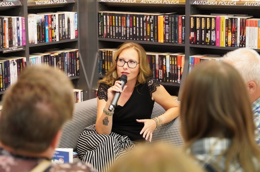 Zdjęcie przedstawia spotkanie autorskie z Małgorzatą Starostą.