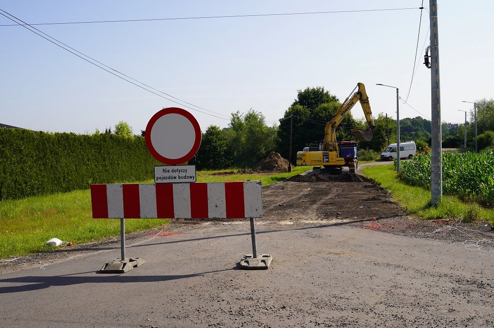 Zdjęcie przedstawiające zamkniętą ulicę z powodu remontu.