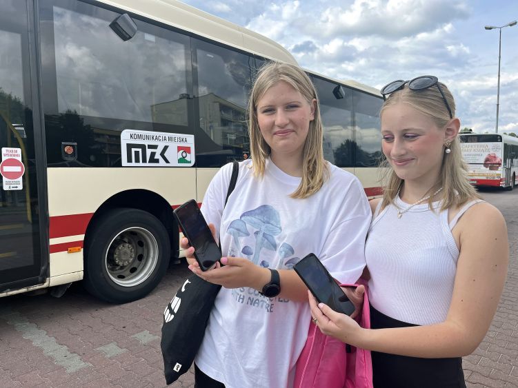 Zdjęcie przedstawia osoby korzystające z kursów MZK.