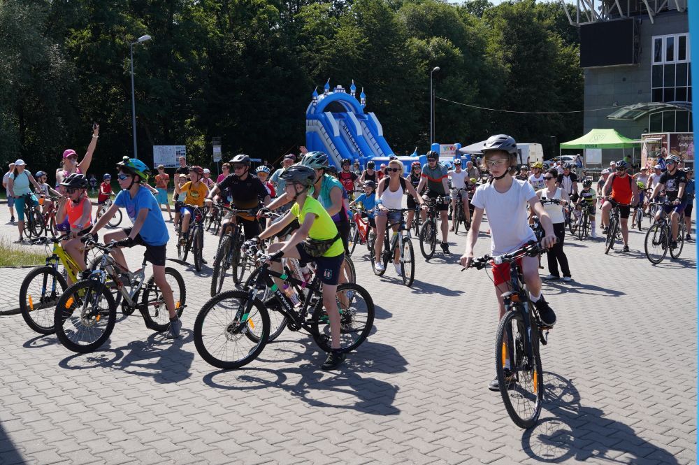 Zdjęcie przedstawia uczestników rajdu rowerowego.