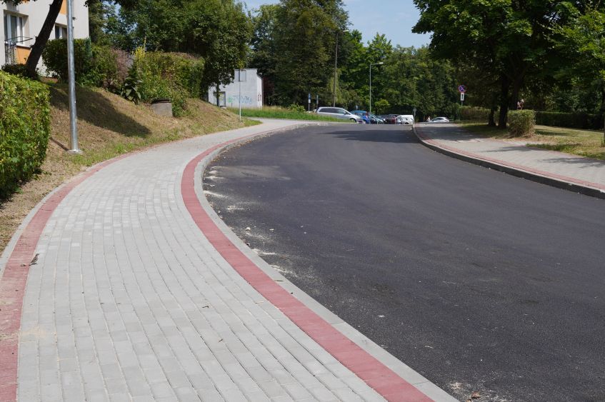 Zdjęcie przedstawoa wyremontowany odcinek ul. Warmińskiej.