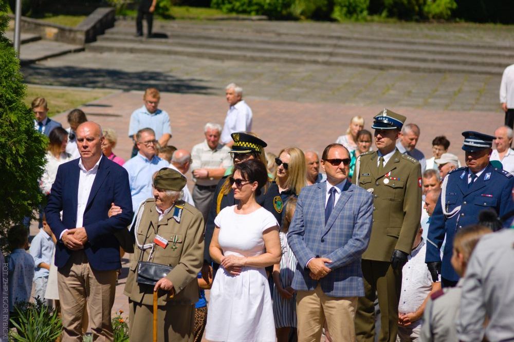 Zdjęcie przedstawia osoy biorące udział w ceremoni.