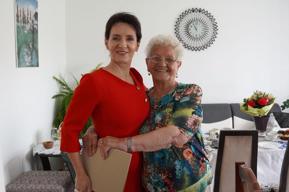 Pani prezydent wraz z jubilatką. 