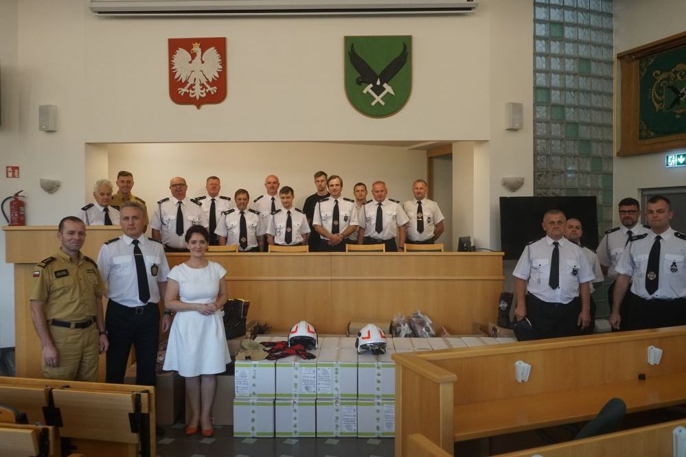 Zdjęcia grupowe pani prezydent i Ochotniczych Straży Pożarnych. 