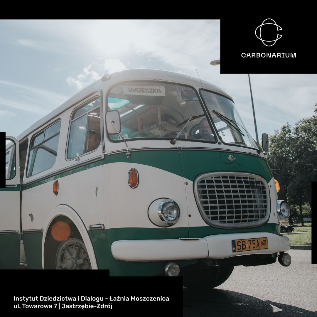Zdjęcie przedstawia autobus "ogórek". 