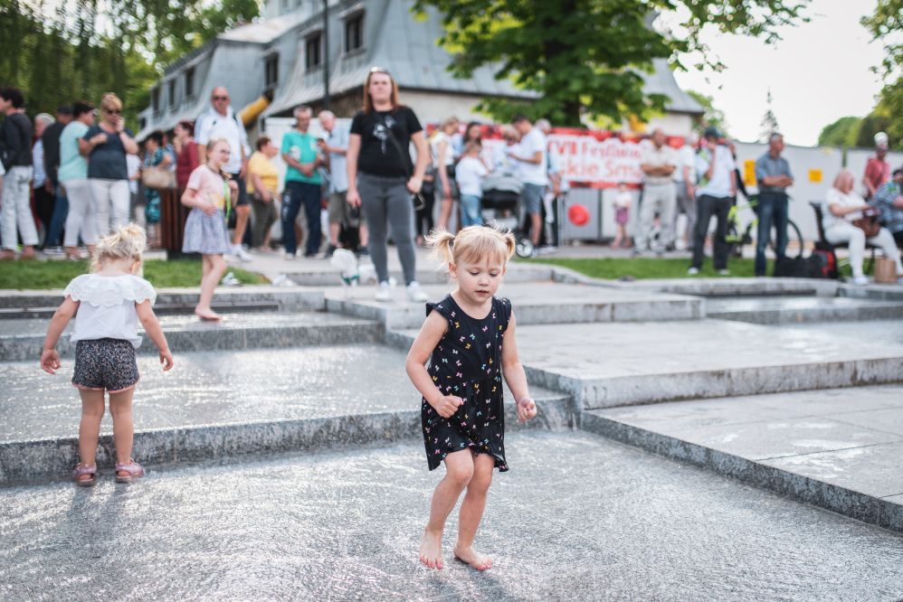 Zdjęcie przedstawia uczestników wydarzenia na zrewitalizowanym Placu Zdrojowym.