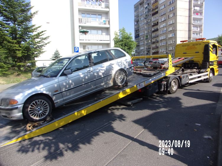 Zdjęcie przedstawia wrak samochodu.