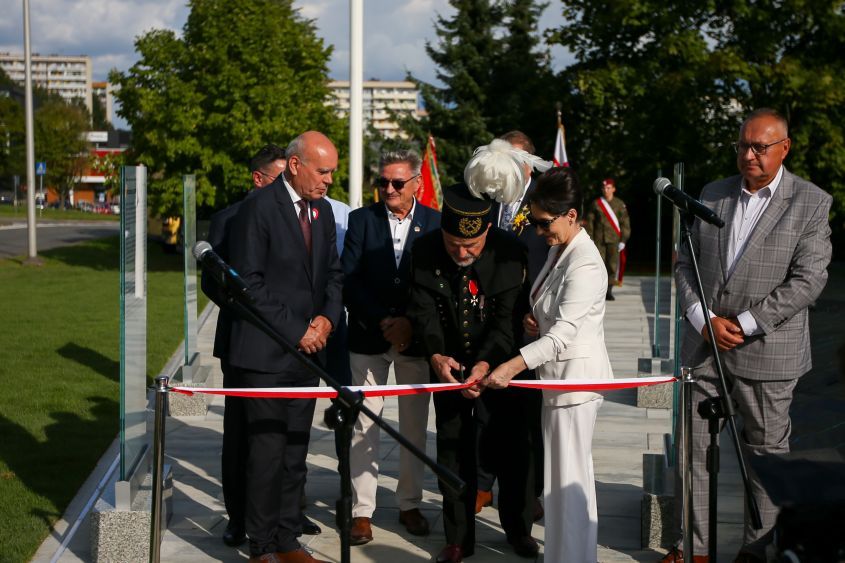 Zdjęcie przedstawia odsłonięcie 4 tablic Porozumień Jastrzębskich.