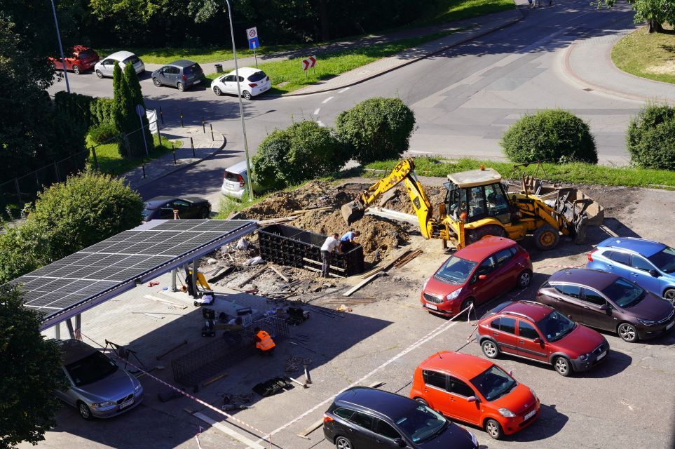 Zdjęcie przedstawia prace nad montażem instalacji fotowoltaicznej.