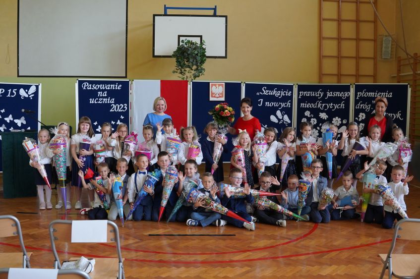 Zdjęcie przedstawia rozpoczęcie roku szkolnego w SP 15.