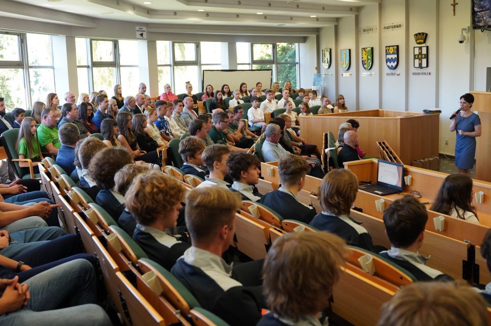 Zdjęcie przedstawia wręczenie nagród dla młodych sportowców.