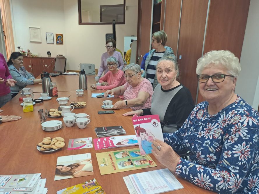 Zdjęcie przedstawia akcję Jastrzębskich Amazonek promującą badania pod kątem raka piersi.