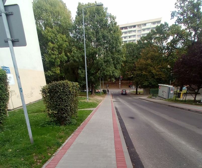 Zdjęcie przedstawia wyremontowany chodnik na os. Pionierów.