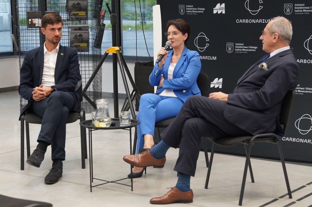 Zdjęcie przedstawia debatę o bezpieczeństwie energetycznym.