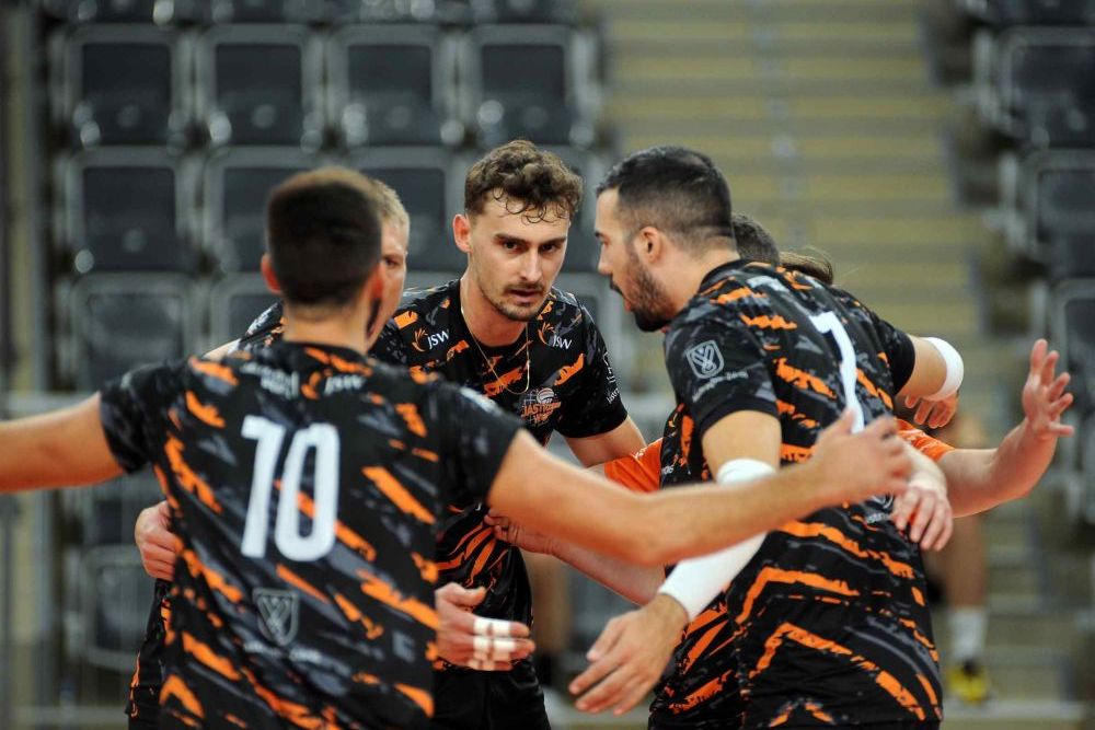 Siatkarze Jastrzębskiego Węgla w kółeczku cieszący sie po udanej akcji