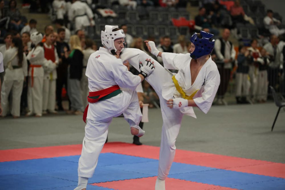 Zdjęcie przedstawia zawody karate Carbon Cup.
