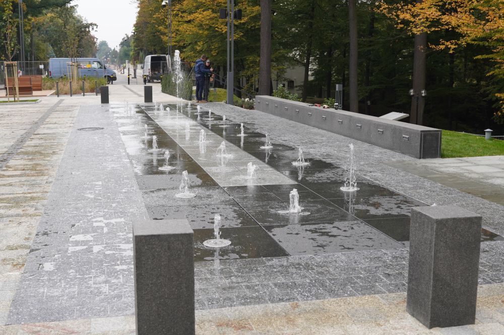 Zdjęcie przedstawia deptak przy ul. 1 Maja dzień przed oficjalnym otwarciem.