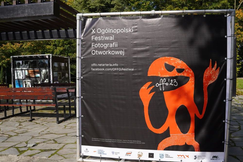 Zdjęcie przedstawia wystawę fotograficzną w ramach OFFO Festiwalu.
