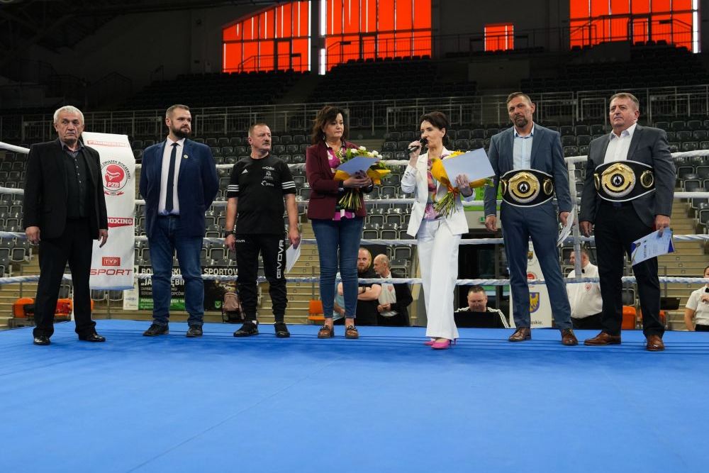Zdjęcie przedstawia odznaczonych przez Śląski Związek Bokserski.