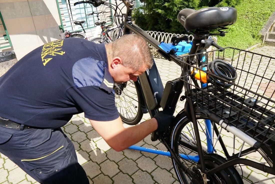 Policjant oznakowuje rower