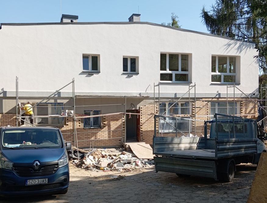 Zdjęcie przedstawia remontowany budynek PP nr 4