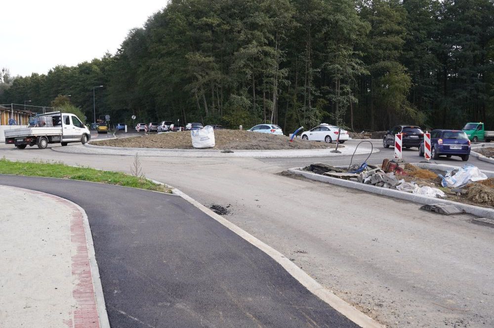 Zdjęcie przedstawia budowę ronda na ul. Podhalańskiej.