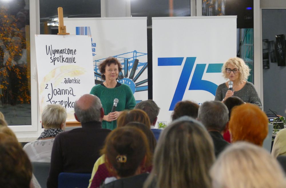 Zdjęcie przedstawia spotkanie autorskie z Joanną Szczepkowską.