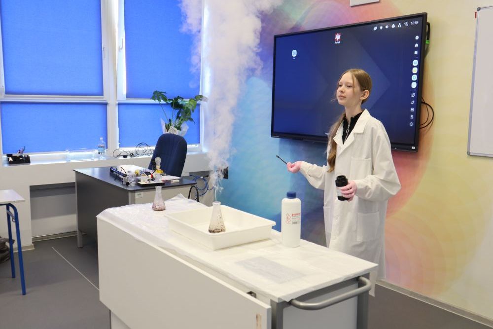 Zdjęcie przedstawia otwarcie Zielonej Pracowni w SP nr 12