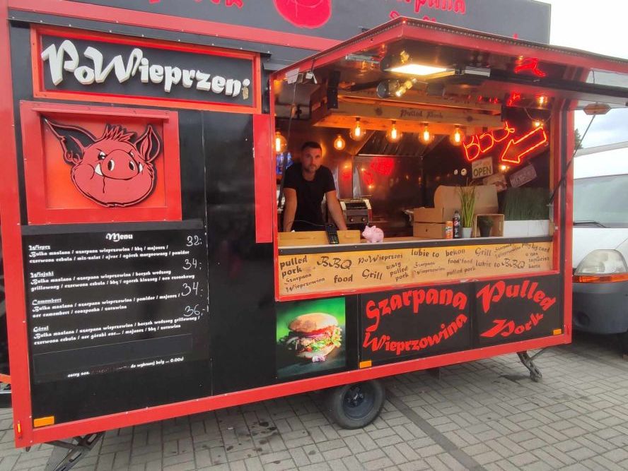 Zdjęcie przedstawia zlot foodtrucków.