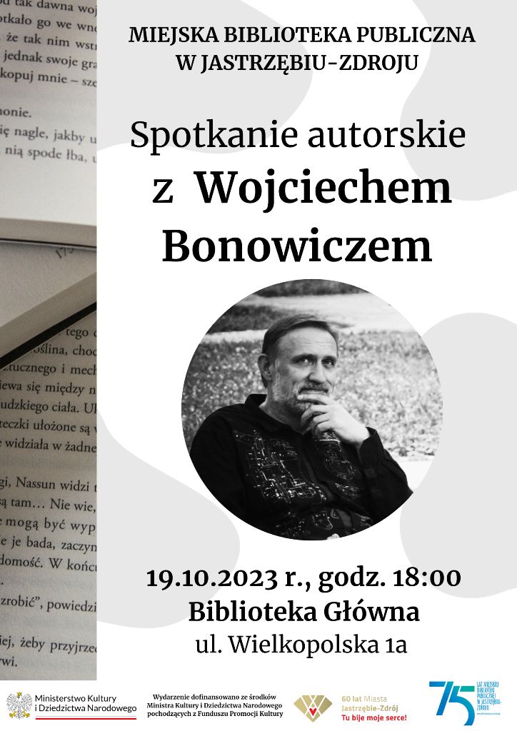 Spotkanie z Wojciechem Bonowiczem, 19.10.2023, 18:00, Biblioteka Główna, ul. Wielkopolska 1a. Czarno-białe zdjęcie autora. Logotypy: MKiDN, 60 lat Miasta Jastrzębie-Zdrój, 75 lat Miejskiej Biblioteki Publicznej