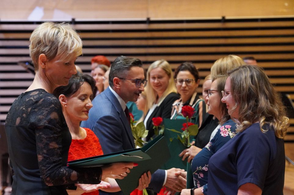 Zdjęcie przedstawia Uroczystość Dnia Edukacji Narodowej.