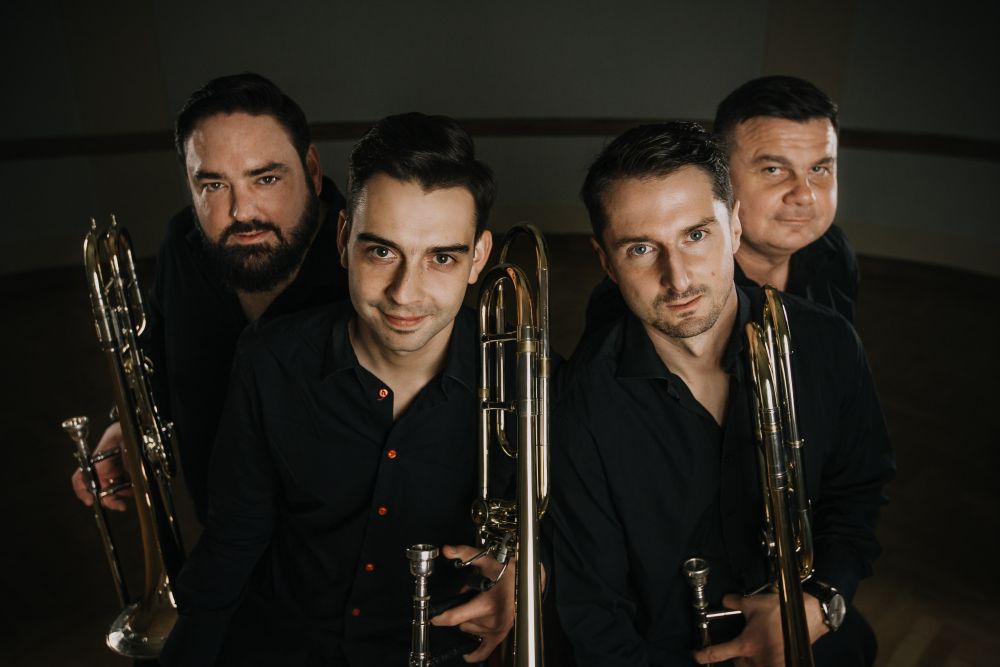 Zdjęcie przedstawia zespół, który wystąpi w Łaźni Moszczenica.