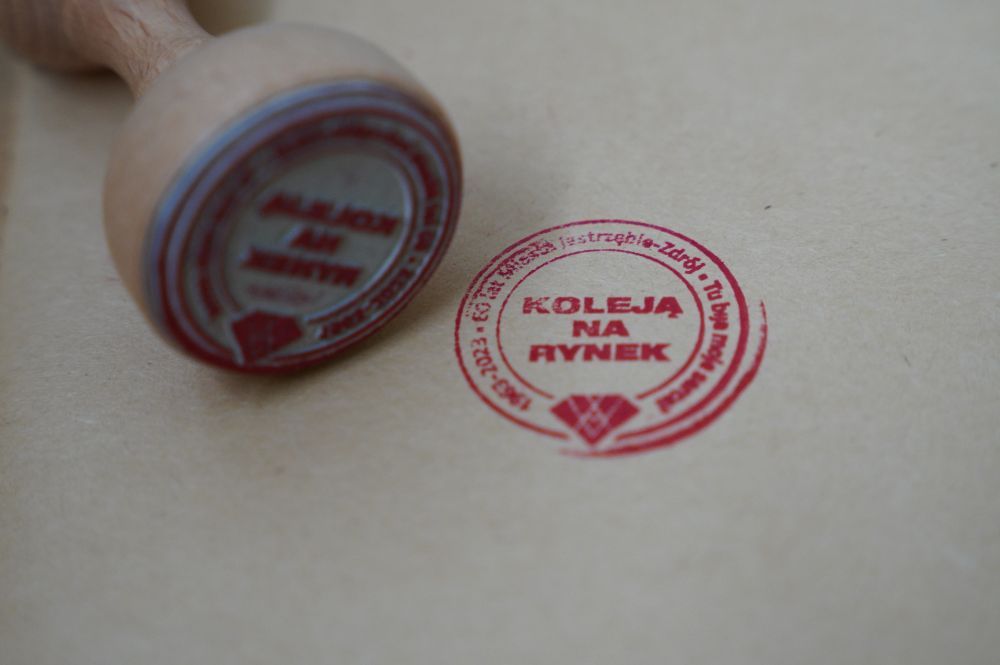 Zdjęcie przedstawia pieczątkę, którą będzie można otrzymać podczas otwarcia deptaka.