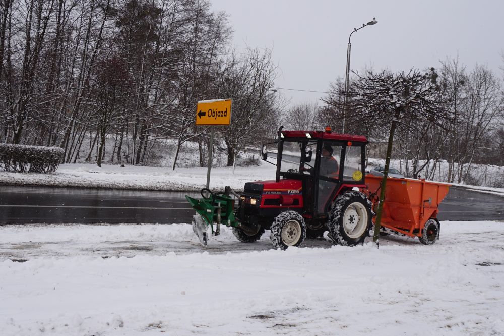 Pług odśnieżający miasto.