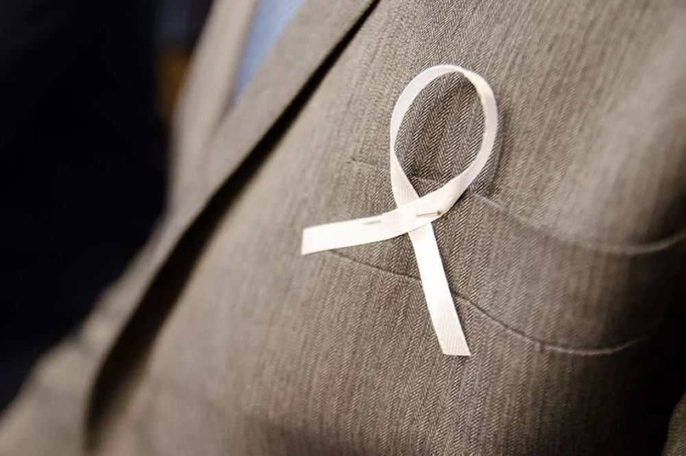 Zdjęcie przedstawia białą wstążkę.