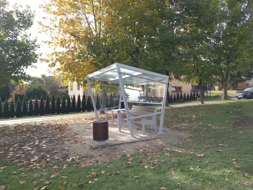 Przystanek rowerowy w sołectwie Bzie na tle jesiennego klimatu