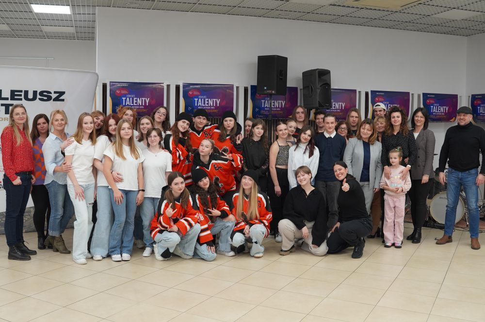 Zdjęcie przedstawia uczestników, jury i organizatorów konkursu Talenty Miasta - Jastrzębie-Zdrój