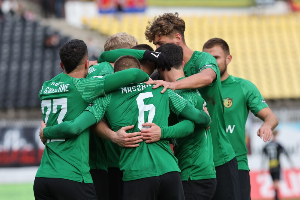 Zdjęcie przedstawia mecz pomiędzy GKS-em Jastrzębie a ŁKS-em II Łódź.