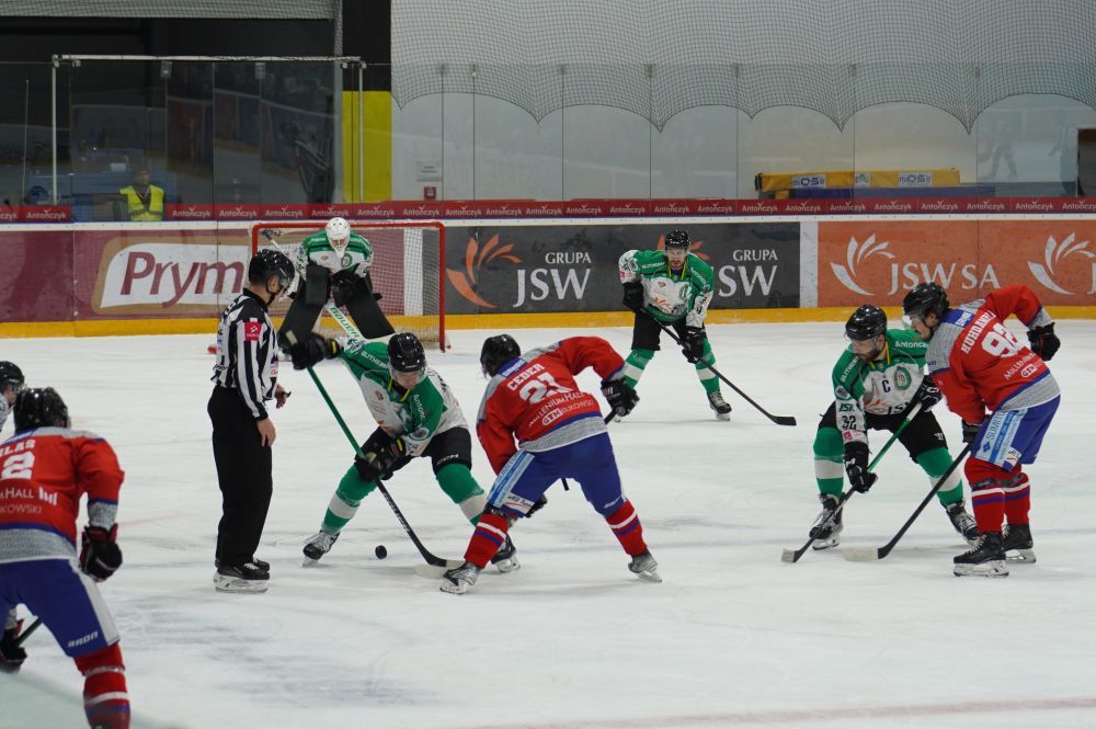Zdjęcie przedstawia mecz hokeistów JKH GKS Jastrzębie - STS Sanok.