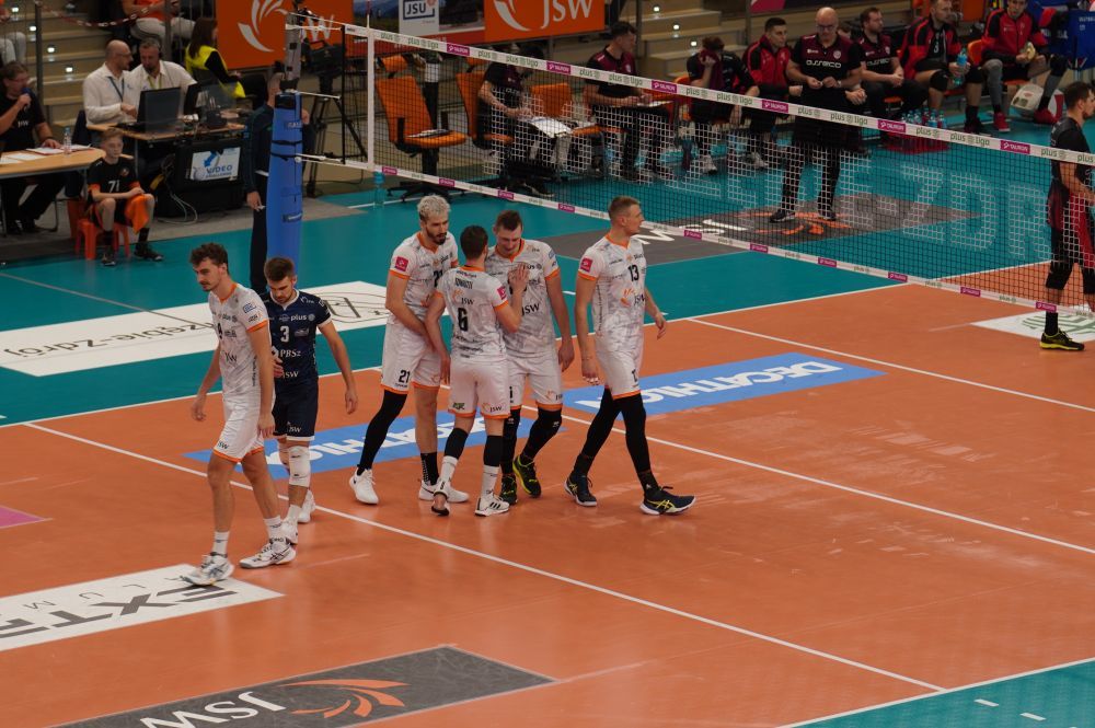 Zdjęcie przedstawia mecz siatkówki: Jastrzębski Węgiel - Asseco Resovia Rzeszów.