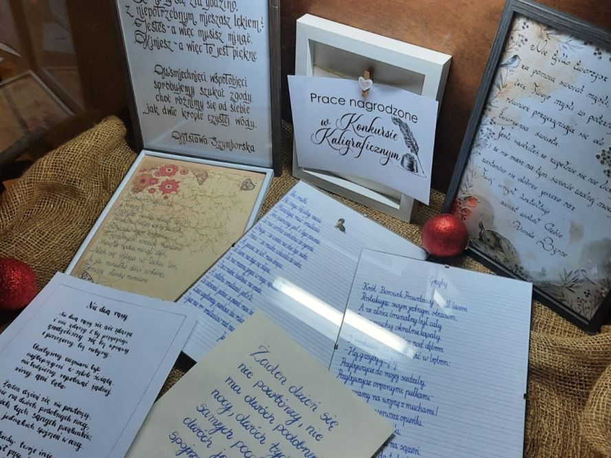 Zdjęcie przedstawia prace w Konkursie KALIGRAFII
