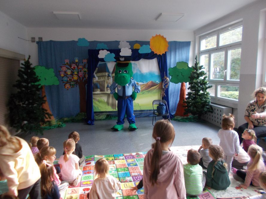 Zdjęcie przedstawia przedszkolaków i uczniów klas 1-3 SP, biorących udział w konkursie Straży Miejskiej.