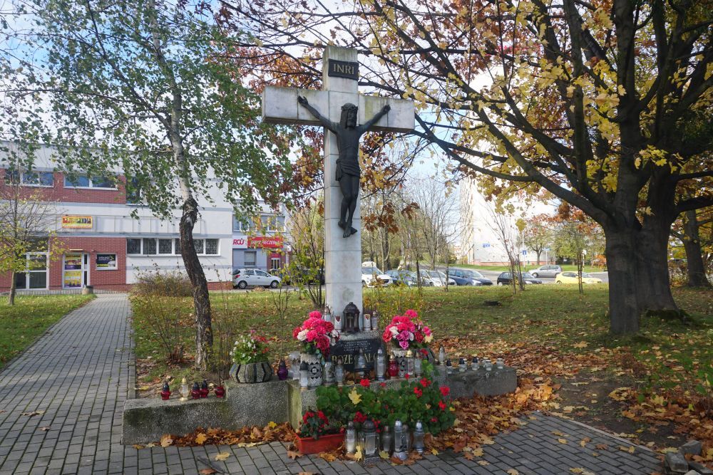 Zdjęcie przedstawia krzyż znajdujący się na ul. Opolskiej.