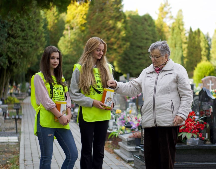 Zdjęcie przedstawia kwestujących wolontariuszy.