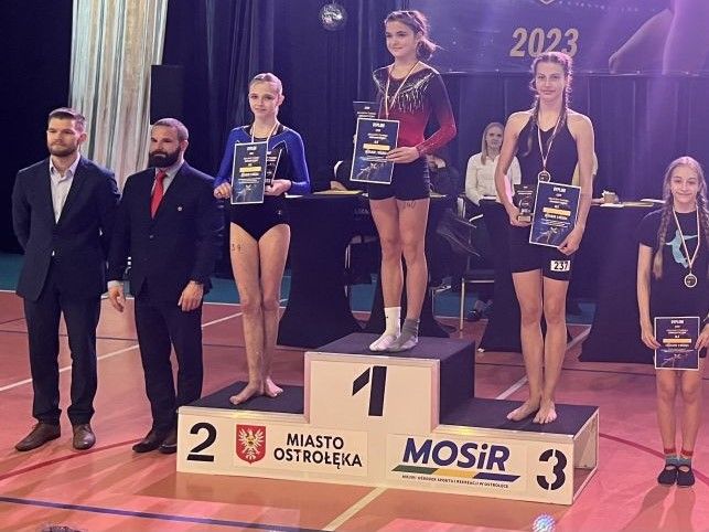 Zdjęcie przedstawia zawodniczki Maestrii na zawodach w Ostrołęce.