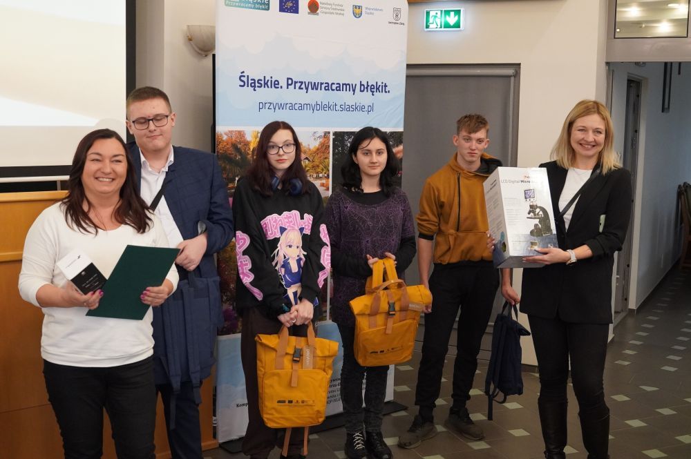 Zdjęcie przedstawia uczestników II Miejskiej Olimpiady Wiedzy Ekologicznej w Jastrzębiu-Zdroju.